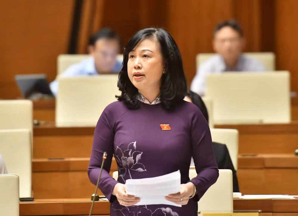 Bộ trưởng Y tế Đào Hồng Lan trả lời chất vấn của đại biểu Quốc hội. (Ảnh: ĐĂNG KHOA)
