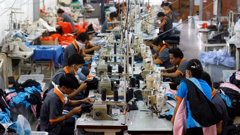 Công nhân làm việc tại một nhà máy may mặc ở Bangkok, Thái Lan. (Ảnh: Reuters) 