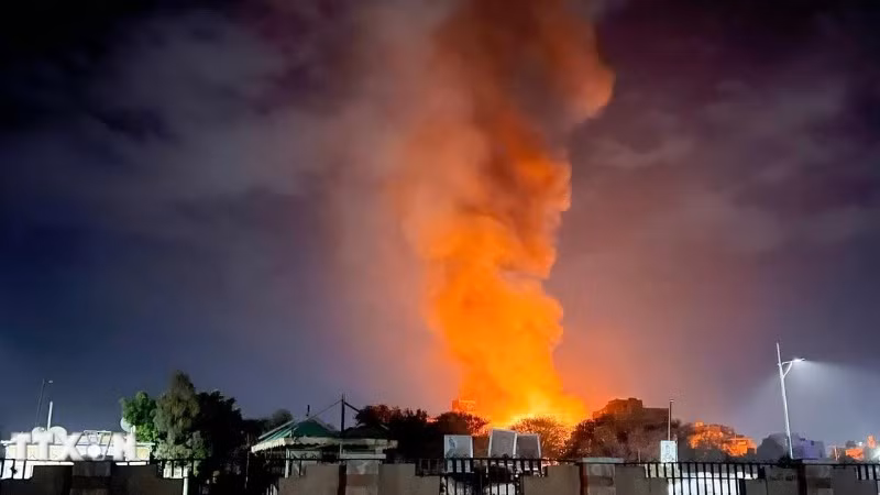 Khói lửa bốc lên sau vụ không kích của lực lượng Mỹ vào Thủ đô Sanaa (Yemen) ngày 19/3/2025. (Ảnh: THX/TTXVN)