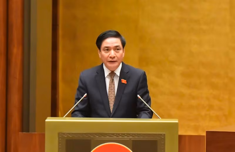 Tổng Thư ký Quốc hội Bùi Văn Cường trình bày Báo cáo tiếp thu, giải trình ý kiến các đại biểu Quốc hội về 2 dự thảo Nghị quyết thành lập Đoàn giám sát chuyên đề của Quốc hội năm 2024. (Ảnh: ĐĂNG KHOA) Tổng Thư ký Quốc hội Bùi Văn Cường trình bày Báo cáo tiếp thu, giải trình ý kiến các đại biểu Quốc hội về 2 dự thảo Nghị quyết thành lập Đoàn giám sát chuyên đề của Quốc hội năm 2024. (Ảnh: ĐĂNG KHOA)