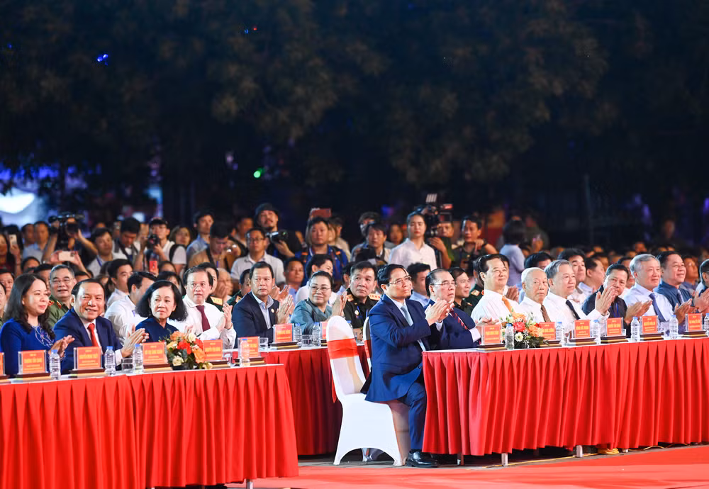 Lãnh đạo Đảng, Nhà nước tham dự chương trình.