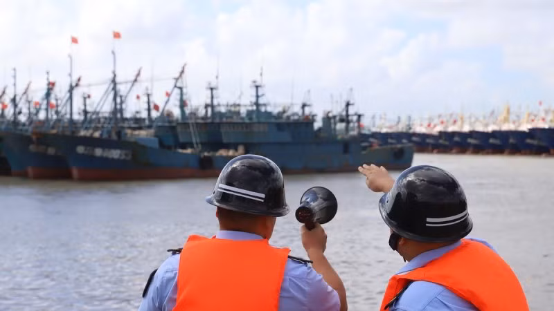 Tổ chức sơ tán ngư dân trên tàu đánh cá trước khi bão Pulasan đổ bộ ở thị trấn Kim Thanh, huyện Lộ Kiều, thành phố Thai Châu, tỉnh Chiết Giang, ngày 18/9/2024. (Ảnh: CFP) Tổ chức sơ tán ngư dân trên tàu đánh cá trước khi bão Pulasan đổ bộ ở thị trấn Kim Thanh, huyện Lộ Kiều, thành phố Thai Châu, tỉnh Chiết Giang, ngày 18/9/2024. (Ảnh: CFP)