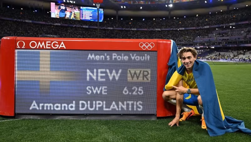 Armand Duplantis ăn mừng với tấm Huy chương Vàng Olympic và kỷ lục thế giới mới. (Ảnh: Xinhua)