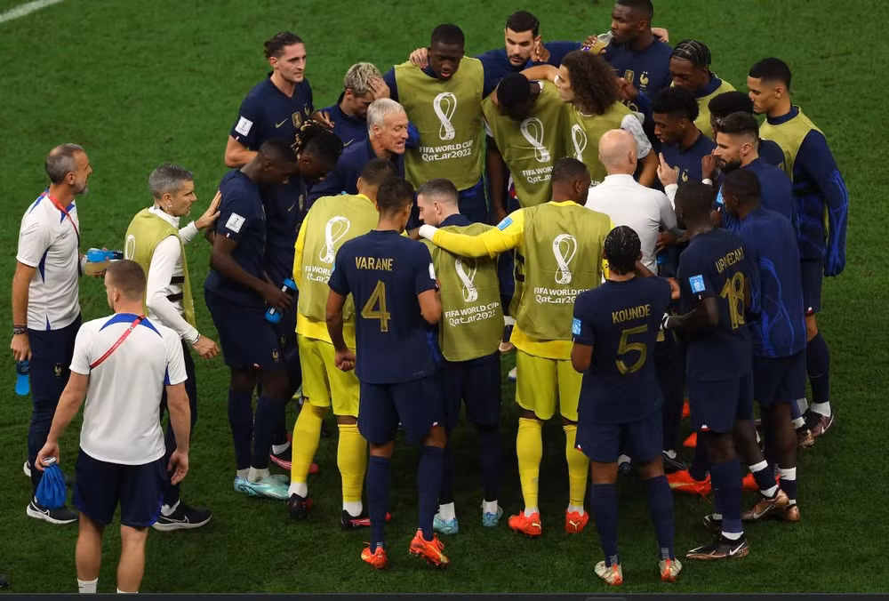 Huấn luyện viên Didier Deschamps trao đổi với các cầu thủ Pháp trước khi bước vào 2 hiệp phụ trong trận chung kết World Cup 2022. (Ảnh: FIFA)