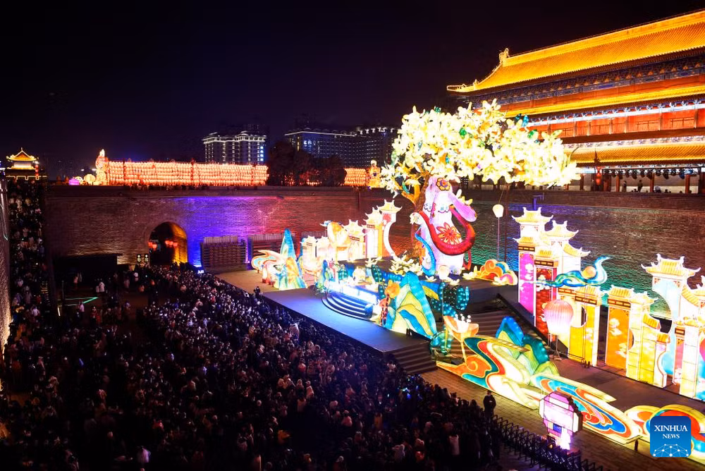 Lễ hội đèn lồng mừng Tết Nguyên đán tại thành cổ Tây An, tỉnh Thiểm Tây, Trung Quốc. (Ảnh: Tân Hoa xã) Lễ hội đèn lồng mừng Tết Nguyên đán tại thành cổ Tây An, tỉnh Thiểm Tây, Trung Quốc. (Ảnh: Tân Hoa xã)