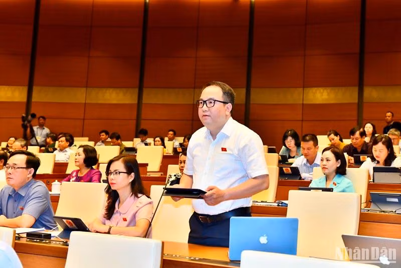 Đại biểu Phạm Trọng Nghĩa (Lạng Sơn) phát biểu. (Ảnh: ĐĂNG KHOA) Đại biểu Phạm Trọng Nghĩa (Lạng Sơn) phát biểu. (Ảnh: ĐĂNG KHOA)
