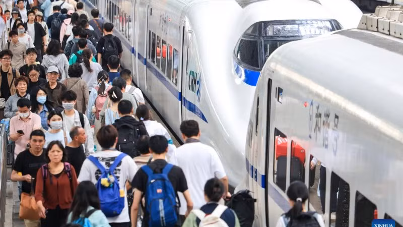 Hành khách lên tàu tại ga Nam Kinh ngày 30/4/2025. Tỉnh Giang Tô, nằm ở phía đông Trung Quốc, là một trong những địa phương có lượng người di chuyển cao trong kỳ nghỉ.