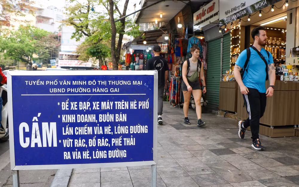 Sau gần 1 tháng Hà Nội ra quân tổng kiểm tra, xử lý vi phạm, trật tự đô thị trên địa bàn Thủ đô đã có nhiều chuyển biến tích cực. (Ảnh: NHẬT QUANG)