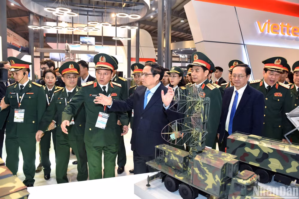 Thủ tướng Phạm Minh Chính cùng các đại biểu tham quan triển lãm. (Ảnh: THÀNH ĐẠT)
