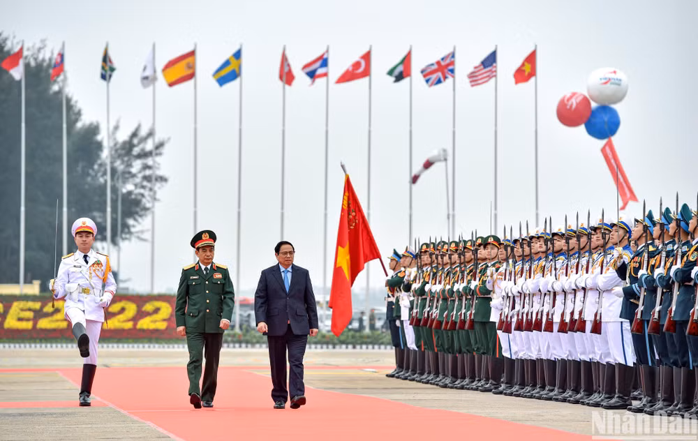 Thủ tướng Phạm Minh Chính duyệt đội danh dự. (Ảnh: THÀNH ĐẠT)