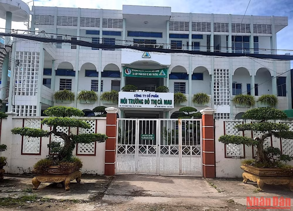 Đơn vị bị Thanh tra tỉnh Cà Mau đề nghị thu hồi hơn 100 triệu đồng mua điện thoại đắt tiền tặng lãnh đạo.