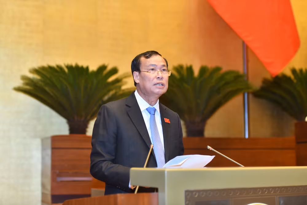 Ủy viên Ủy ban Thường vụ Quốc hội, Chủ nhiệm Ủy ban Quốc phòng và an ninh của Quốc hội Lê Tấn Tới trình bày Báo cáo giải trình, tiếp thu, chỉnh lý dự thảo Luật Quản lý, bảo vệ công trình quốc phòng và khu quân sự. (Ảnh: ĐĂNG KHOA) Ủy viên Ủy ban Thường vụ Quốc hội, Chủ nhiệm Ủy ban Quốc phòng và an ninh của Quốc hội Lê Tấn Tới trình bày Báo cáo giải trình, tiếp thu, chỉnh lý dự thảo Luật Quản lý, bảo vệ công trình quốc phòng và khu quân sự. (Ảnh: ĐĂNG KHOA)