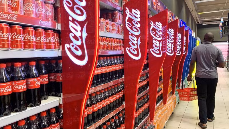 Các sản phẩm đồ uống của Coca-Cola bày bán tại một trung tâm thương mại ở Lagos, Nigeria. (Ảnh: Reuters) 