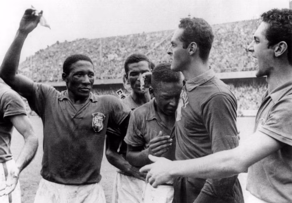 Pele, 17 tuổi, xúc động trong vòng tay đồng đội sau khi Brazil lên ngôi vô địch World Cup 1958. (Ảnh: FIFA) Pele, 17 tuổi, xúc động trong vòng tay đồng đội sau khi Brazil lên ngôi vô địch World Cup 1958. (Ảnh: FIFA)