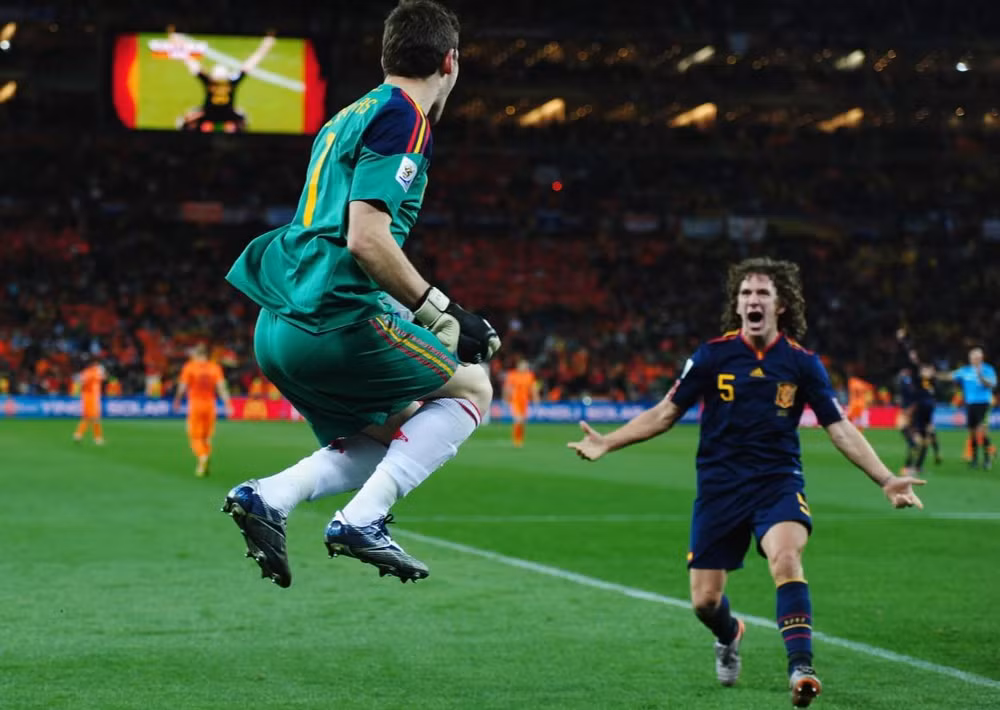 Iker Casillas (bìa trái) và Carles Puyol ăn mừng sau khi Tây Ban Nha giành chiến thắng trận chung kết World Cup tại Nam Phi năm 2010. (Ảnh: FIFA)