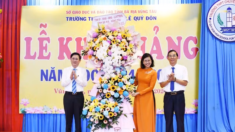 Ông Lê Ngọc Khánh, Phó Chủ tịch Ủy ban nhân dân tỉnh tặng hoa chúc mừng Lễ khai giảng năm học mới tại Trường trung học phổ thông chuyên Lê Quý Đôn.