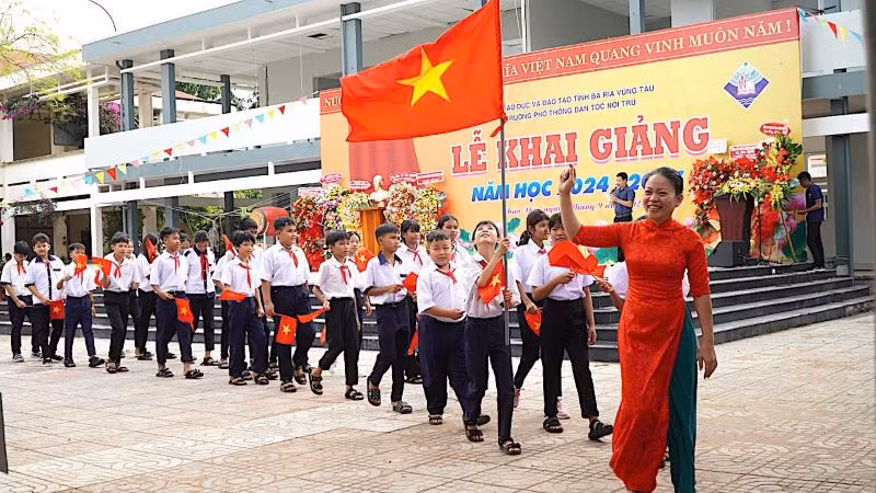 Trường Phổ thông Dân tộc nội trú tỉnh chào đón năm học mới.