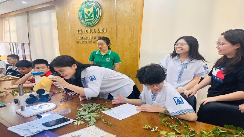 Học sinh học phương pháp phân tích mẫu để xác định tên khoa học cây thuốc.