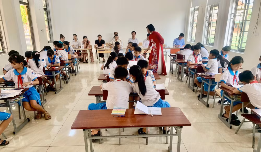 Một buổi sinh hoạt chuyên môn, bồi dưỡng giáo viên. Một buổi sinh hoạt chuyên môn, bồi dưỡng giáo viên.