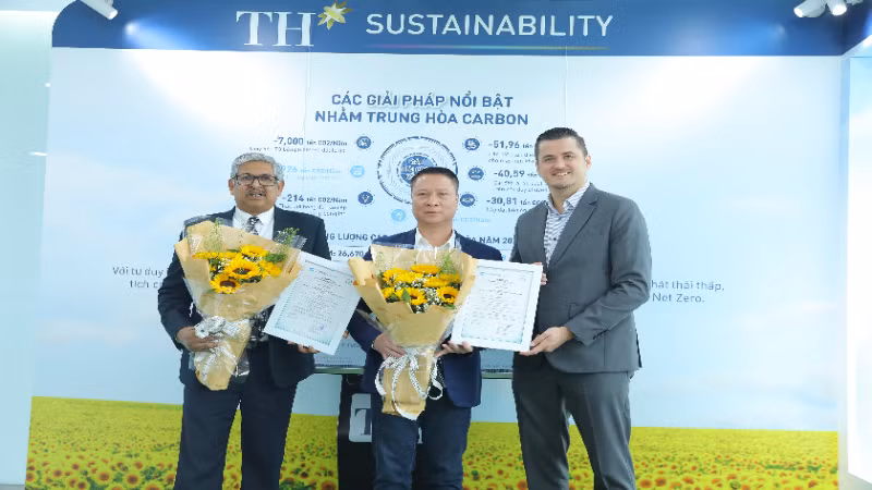 Giám đốc điều hành Control Union Việt Nam trao chứng nhận trung hoà carbon cho Công ty cổ phần Sữa TH và Công ty trách nhiệm hữu hạn Nước tinh khiết Núi Tiên.