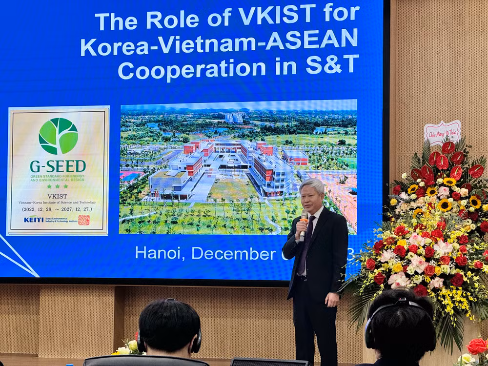 Phó Giáo sư, Tiến sĩ Vũ Đức Lợi, Viện trưởng Viện Khoa học và công nghệ Việt Nam-Hàn Quốc trao đổi tại hội nghị.