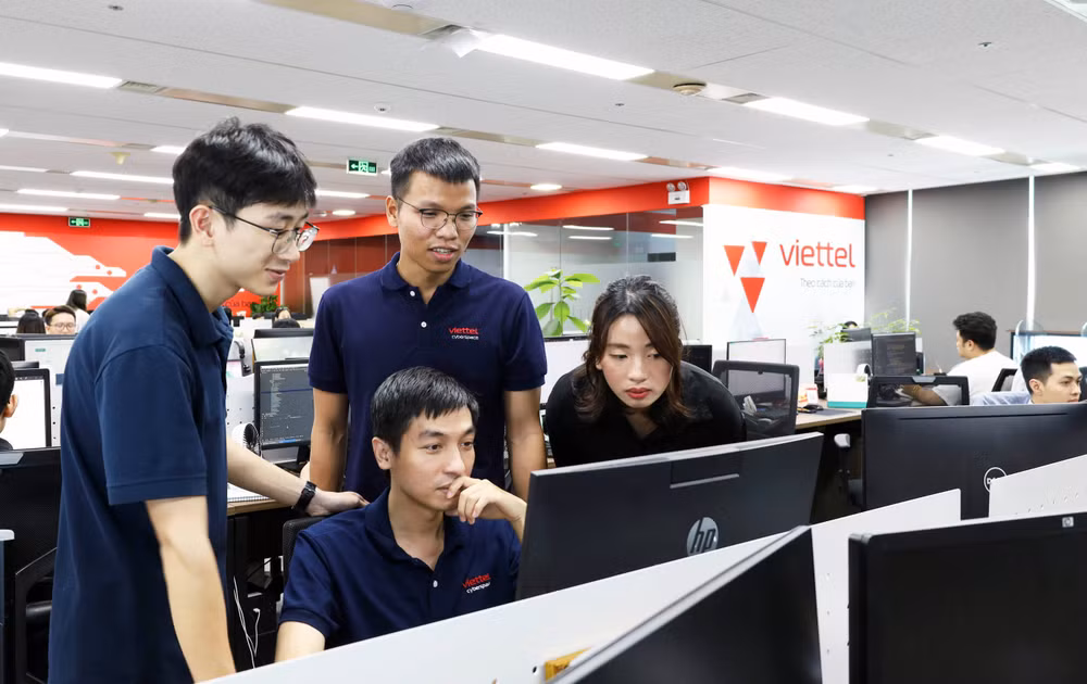 Đội ngũ kỹ sư tham khảo và thử nghiệm các mô hình ngôn ngữ lớn.