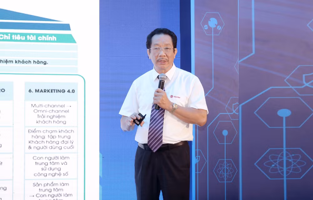 Ông Nguyễn Đoàn Kết, Phó Chủ tịch Hội đồng quản trị, Phó Tổng Giám đốc Công ty Cổ phần Bóng đèn phích nước Rạng Đông chia sẻ tại sự kiện. Ông Nguyễn Đoàn Kết, Phó Chủ tịch Hội đồng quản trị, Phó Tổng Giám đốc Công ty Cổ phần Bóng đèn phích nước Rạng Đông chia sẻ tại sự kiện.