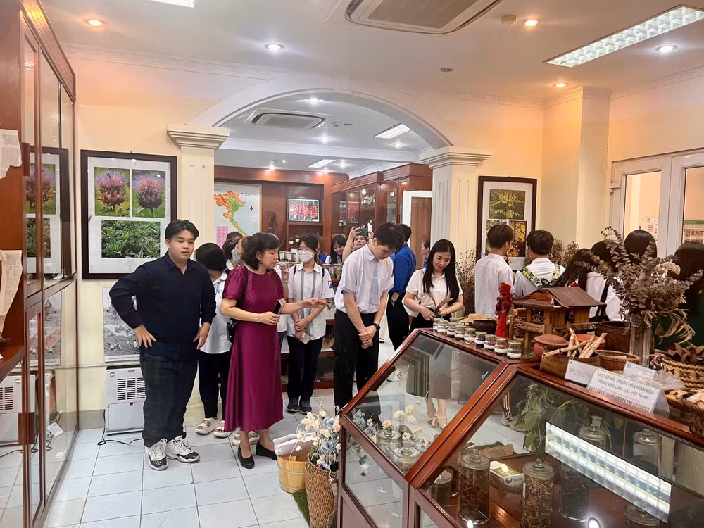 Phó Giáo sư, Tiến sĩ Phạm Thanh Huyền, Giám đốc Trung tâm Tài nguyên Dược liệu giới thiệu về nguồn tài nguyên dược liệu, bảo tồn động vật hoang dã và bảo tồn đa dạng sinh học.