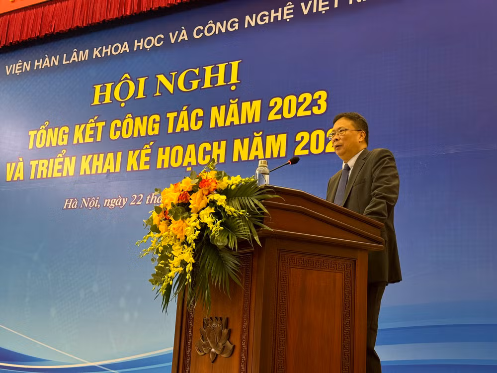 Giáo sư, Viện sĩ Châu Văn Minh, Chủ tịch Viện Hàn lâm Khoa học và Công nghệ Việt Nam báo cáo tại Hội nghị.