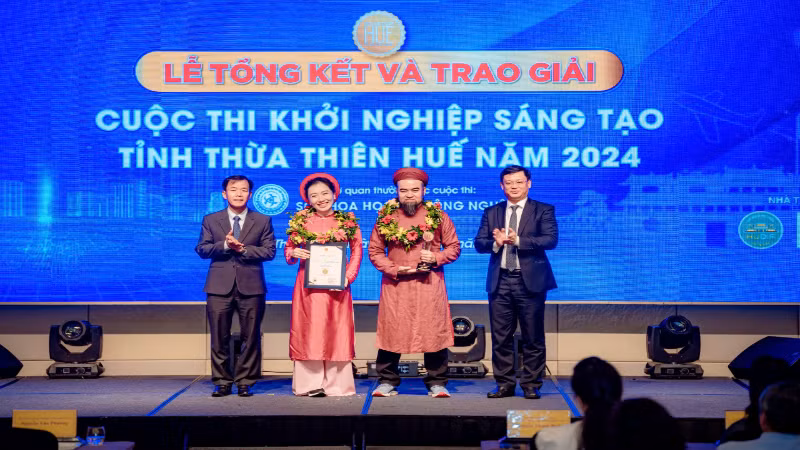 Ban tổ chức trao Giải Nhất cho các tác giả.