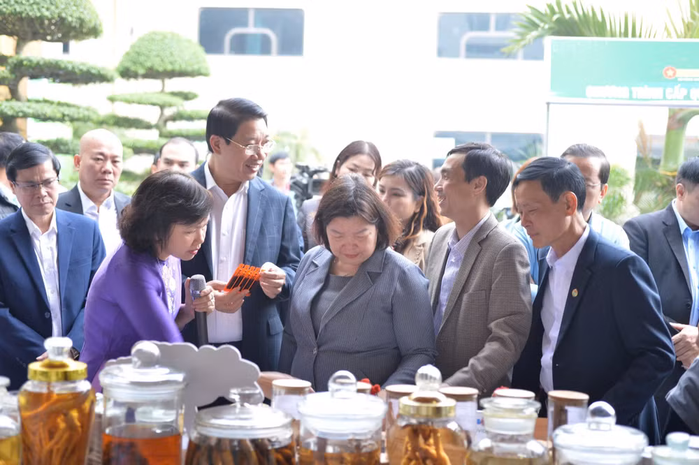 Giới thiệu các sản phẩm từ dược liệu của Viện Dược liệu tại Hội nghị.
