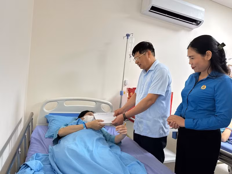 Lãnh đạo tổ chức Công đoàn thăm hỏi công nhân bị ngộ độc thực phẩm.