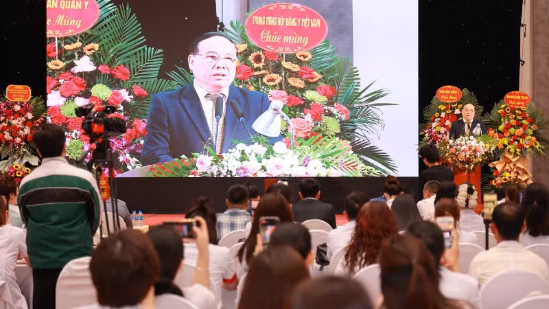 PGS, TS Đậu Xuân Cảnh, Chủ tịch Hội Đông y Việt Nam, chia sẻ tại lễ khai giảng.