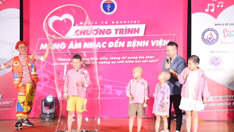 Một tiết mục giao lưu giữa nghệ sĩ và bệnh nhi. Một tiết mục giao lưu giữa nghệ sĩ và bệnh nhi.
