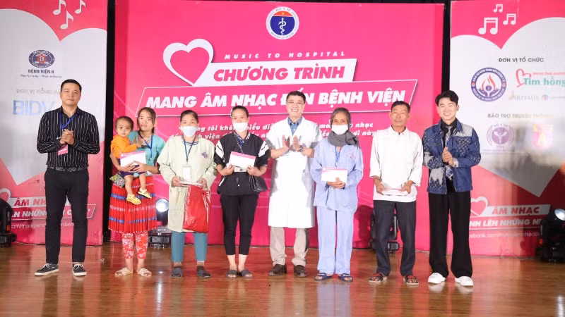 Ban tổ chức trao quà cho 5 bệnh nhân có hoàn cảnh đặc biệt khó khăn đang điều trị tại Bệnh viện K.