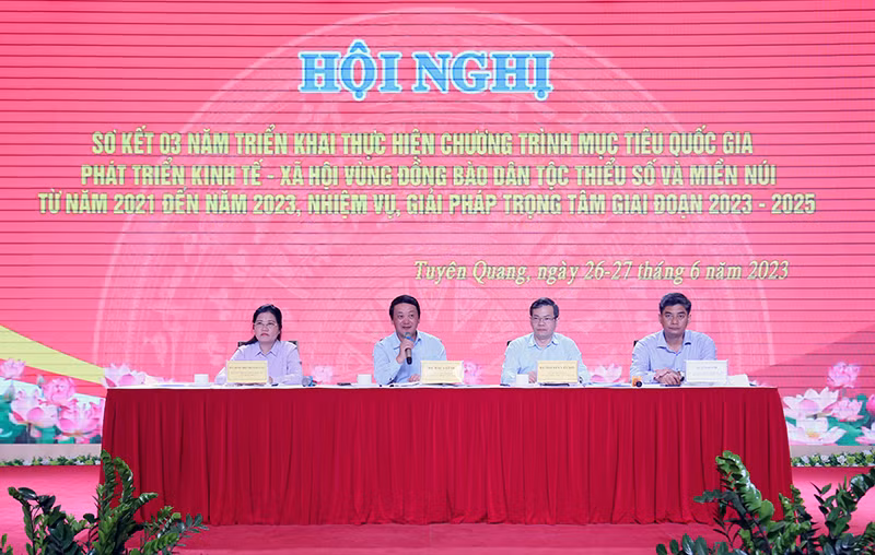 Các đồng chí chủ trì hội nghị.
