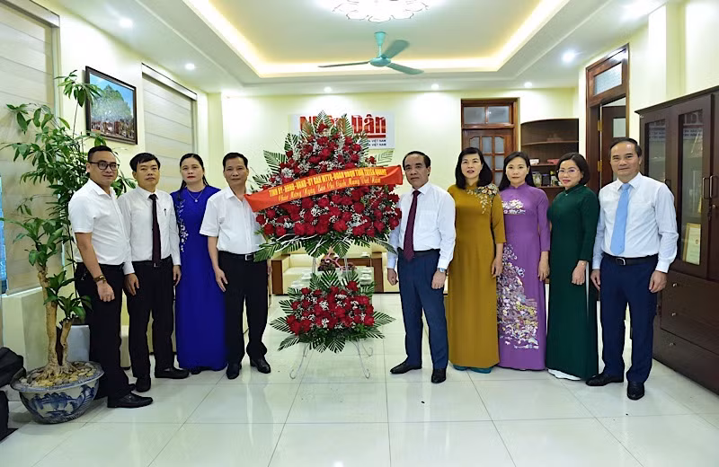 Đồng chí Chẩu Văn Lâm, Ủy viên Trung ương Đảng, Bí thư Tỉnh ủy Tuyên Quang chúc mừng Văn phòng đại diện Báo Nhân Dân tại Tuyên Quang.