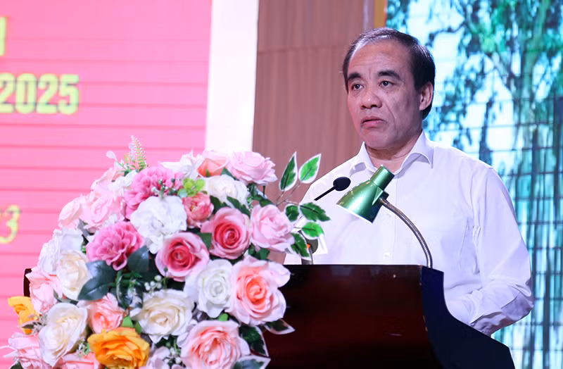 Đồng chí Chẩu Văn Lâm, Bí thư Tỉnh ủy Tuyên Quang phát biểu tại Hội nghị.