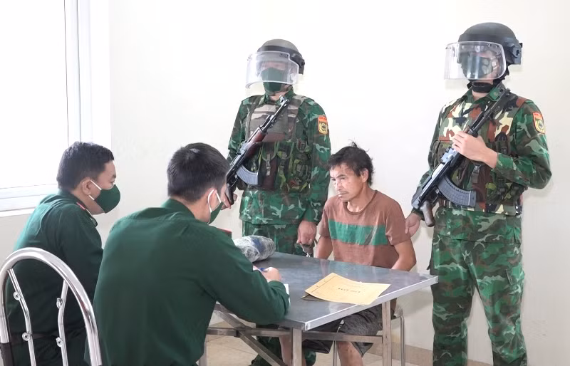 Bộ đội Biên phòng lấy lời khai của đối tượng. Bộ đội Biên phòng lấy lời khai của đối tượng.