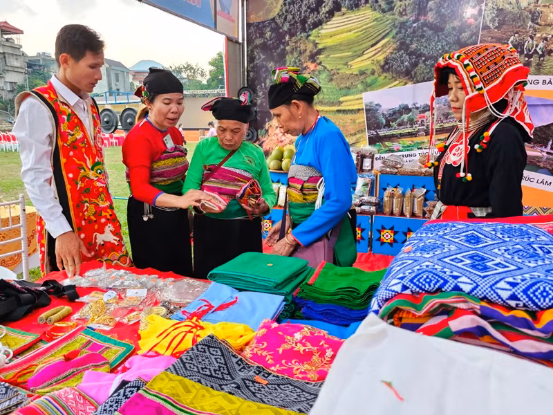 Gian hàng thổ cẩm của huyện miền núi Ngọc Lặc. Gian hàng thổ cẩm của huyện miền núi Ngọc Lặc.