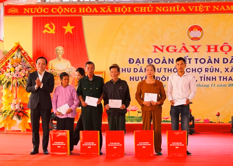 Đồng chí Trần Lưu Quang tặng quà cho các gia đình chính sách trong thôn Chợ Rủn. Đồng chí Trần Lưu Quang tặng quà cho các gia đình chính sách trong thôn Chợ Rủn.