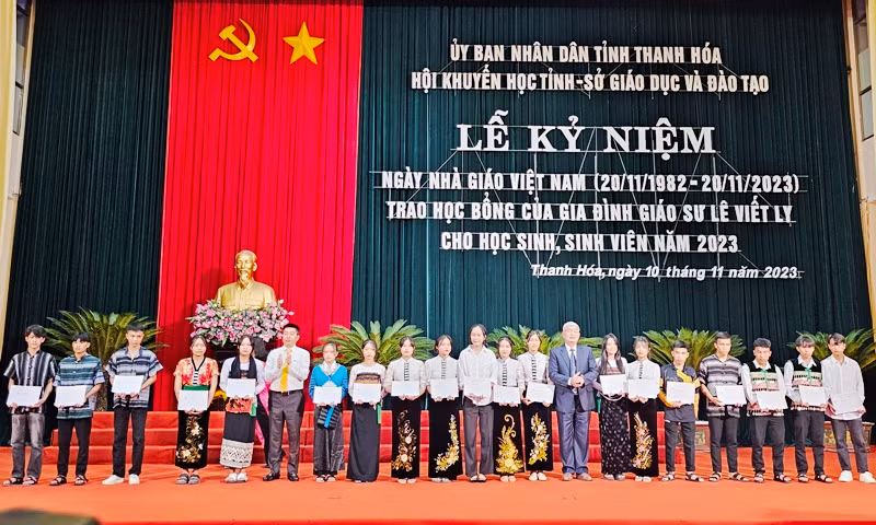 Học sinh vượt khó, học giỏi được trao tặng học bổng của gia đình Giáo sư Lê Viết Ly. Học sinh vượt khó, học giỏi được trao tặng học bổng của gia đình Giáo sư Lê Viết Ly.