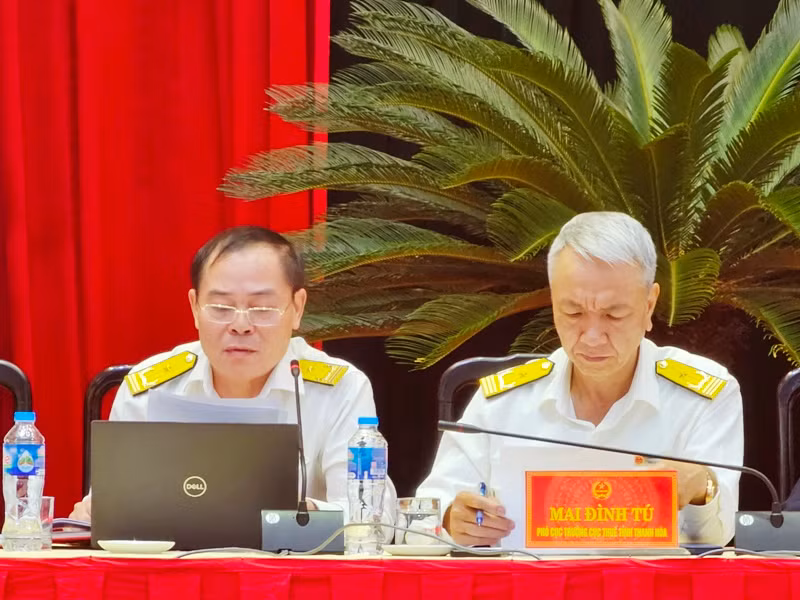 Đại diện Cục Thuế tỉnh Thanh Hóa trao đổi, hướng dẫn doanh nghiệp, cá nhân thực hiện nghĩa vụ nộp thuế. Đại diện Cục Thuế tỉnh Thanh Hóa trao đổi, hướng dẫn doanh nghiệp, cá nhân thực hiện nghĩa vụ nộp thuế.