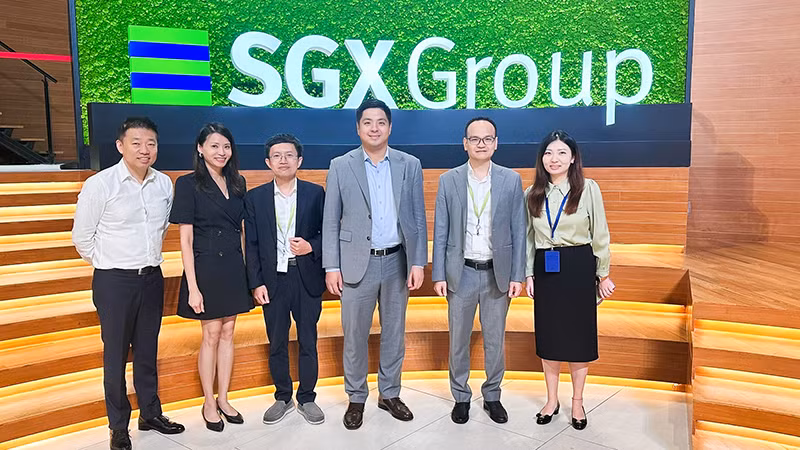 Đại diện Sở Giao dịch Việt Nam và bà Brenna Koh, Giám đốc kinh doanh hàng hóa quốc tế, Sở SGX (đứng thứ hai từ trái sang)