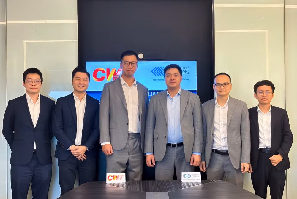 Lãnh đạo cấp cao của Sở Giao dịch hàng hóa Việt Nam (MXV) và Tập đoàn logistics CWT International Limited (CWT) tại lễ ký kết: Các Phó Tổng giám đốc MXV Nguyễn Đức Dũng và Dương Đức Quang, Giám đốc Khối Công nghệ thông tin MXV Lã Việt Phương; Phó Chủ tịch điều hành CWT Raymond Sha và Trưởng phòng Quản trị doanh nghiệp CWT Liu Yaxin. Lãnh đạo cấp cao của Sở Giao dịch hàng hóa Việt Nam (MXV) và Tập đoàn logistics CWT International Limited (CWT) tại lễ ký kết: Các Phó Tổng giám đốc MXV Nguyễn Đức Dũng và Dương Đức Quang, Giám đốc Khối Công nghệ thông tin MXV Lã Việt Phương; Phó Chủ tịch điều hành CWT Raymond Sha và Trưởng phòng Quản trị doanh nghiệp CWT Liu Yaxin.
