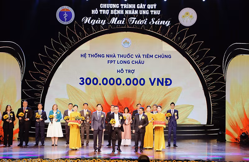 FPT Long Châu đồng hành cùng Quỹ ngày mai tươi sáng, trao yêu thương đến bệnh nhân ung thư.