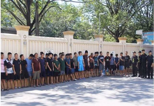 Nhiều đối tượng bị bắt quả tang tham gia đánh bạc. Nhiều đối tượng bị bắt quả tang tham gia đánh bạc.