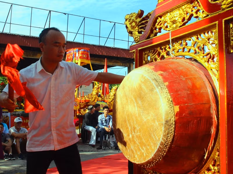 Lãnh đạo thành phố Sầm Sơn nổi trống khai hội.