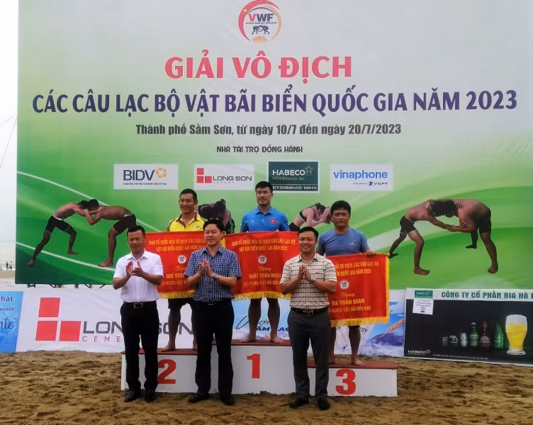 Ban Tổ chức trao giải toàn đoàn thi đấu vật dành cho nam. Ban Tổ chức trao giải toàn đoàn thi đấu vật dành cho nam.