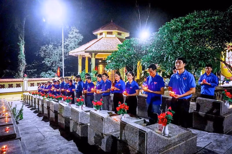 Tuổi trẻ thành phố Sầm Sơn thắp nến tri ân liệt sĩ. Tuổi trẻ thành phố Sầm Sơn thắp nến tri ân liệt sĩ.